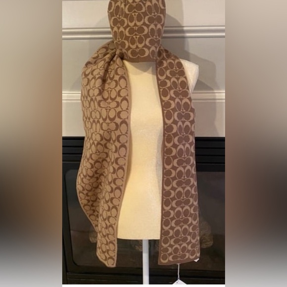 NIB New Coach Logo Hat and Scarf Gift Box Set $225 MSRP - Picture 3 of 6